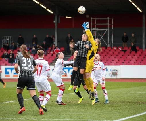 Koeln vl. Sandra Starke (Freiburg, 13), und Laura Giuliani (Torwart, Torhueter, Torhueterin, Keeper, Koeln, 12) faengt den Ball, 1. FC Koeln - SC Freiburg, Fussball, Frauen, Damen, Allianz Frauen-Bundesliga, Spieltag 14, 21.02.2016 Copyright: Horn xEibner-Pressefoto EP_bhorn