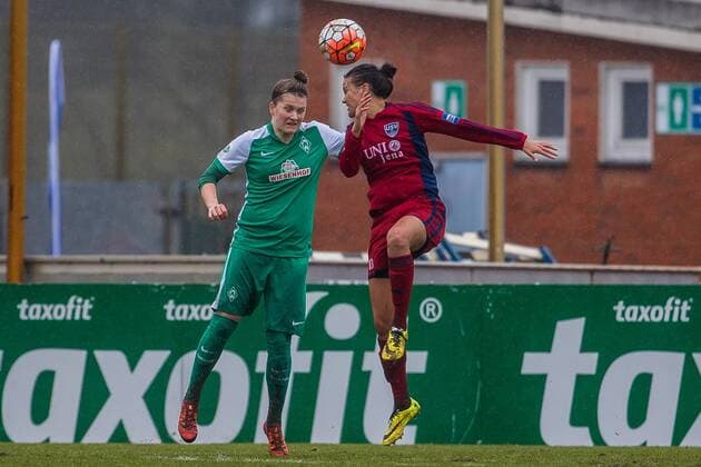 v.li.: Sophie Maierhofer (SV Werder Bremen, 4) und Amber Hearn (FF USV Jena, 10) im Kopfballduell, header duel, Kopfball, Fussball, Allianz Frauen-Bundesliga, SV Werder Bremen - FF USV Jena, xdgx