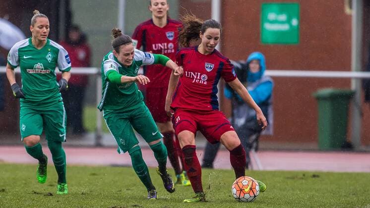 v.li.: Mona Lohmann (SV Werder Bremen, 8) und Julia Arnold (FF USV Jena, 31) im Zweikampf, Duell, duel, tackle, Fussball, Allianz Frauen-Bundesliga, SV Werder Bremen - FF USV Jena, xdgx