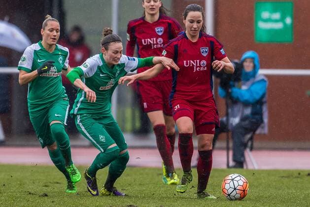v.li.: Mona Lohmann (SV Werder Bremen, 8) und Julia Arnold (FF USV Jena, 31) im Zweikampf, Duell, duel, tackle, Fussball, Allianz Frauen-Bundesliga, SV Werder Bremen - FF USV Jena, xdgx