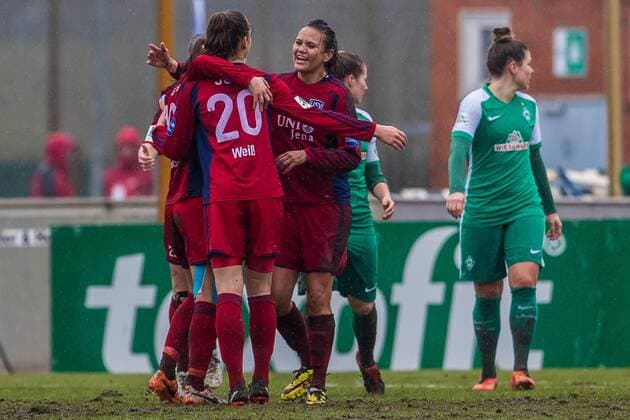 Die Spielerinnen des FF USV Jena beim Torjubel, Goal celebration, celebrate the goal, goal celebration, Jubeltraube, Fussball, Allianz Frauen-Bundesliga, SV Werder Bremen - FF USV Jena, xdgx