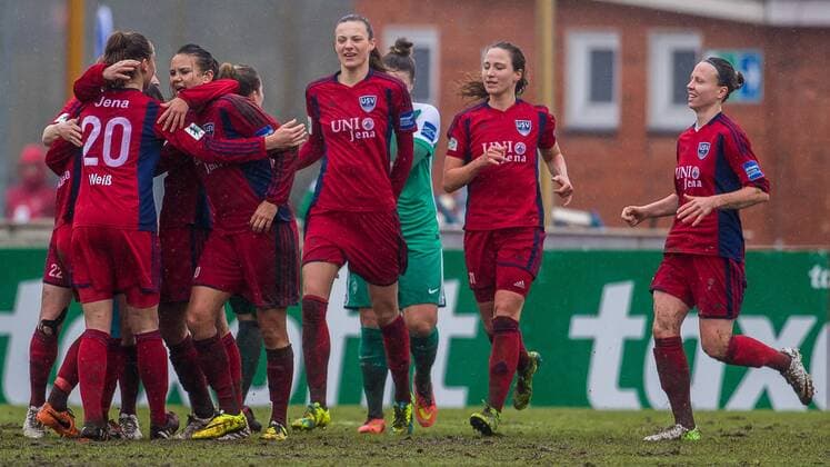 Die Spielerinnen des FF USV Jena beim Torjubel, Goal celebration, celebrate the goal, goal celebration, Jubeltraube, Fussball, Allianz Frauen-Bundesliga, SV Werder Bremen - FF USV Jena, xdgx