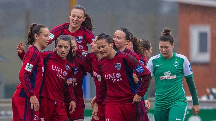 Die Spielerinnen des FF USV Jena beim Torjubel, Goal celebration, celebrate the goal, goal celebration, Jubeltraube, Fussball, Allianz Frauen-Bundesliga, SV Werder Bremen - FF USV Jena, xdgx