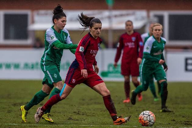 v.li.: Manjou Wilde (SV Werder Bremen, 37) und Iva Landeka (FF USV Jena, 19) im Zweikampf, Duell, duel, tackle, Fussball, Allianz Frauen-Bundesliga, SV Werder Bremen - FF USV Jena, xdgx