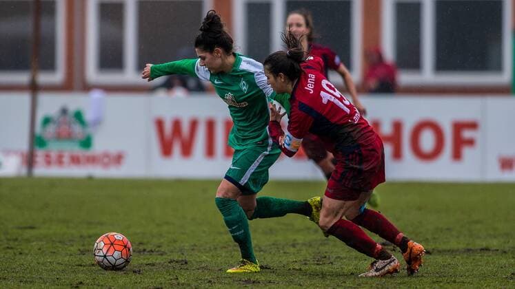 v.li.: Manjou Wilde (SV Werder Bremen, 37) und Iva Landeka (FF USV Jena, 19) im Zweikampf, Duell, duel, tackle, Fussball, Allianz Frauen-Bundesliga, SV Werder Bremen - FF USV Jena, xdgx