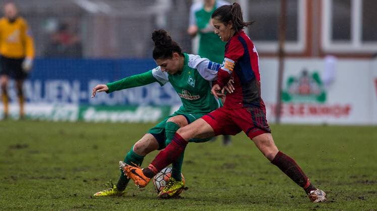 v.li.: Manjou Wilde (SV Werder Bremen, 37) und Iva Landeka (FF USV Jena, 19) im Zweikampf, Duell, duel, tackle, Fussball, Allianz Frauen-Bundesliga, SV Werder Bremen - FF USV Jena, xdgx