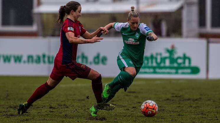 v.li.: Julia Arnold (FF USV Jena, 31) und Gabriella Toth (SV Werder Bremen, 15) im Zweikampf, Duell, duel, tackle, Fussball, Allianz Frauen-Bundesliga, SV Werder Bremen - FF USV Jena, xdgx