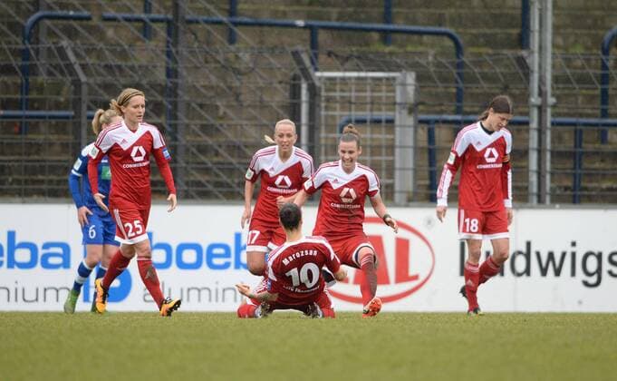 21.02.2016, xjkx, Fussball 1.Bundesliga Damen, Turbine Potsdam - 1.FFC Frankfurt, emspor, v.l. v.l.: Saskia Bartusiak (Frankfurt, 25), Mandy Islacker (Frankfurt, 17), Dzsenifer Marozsan (Frankfurt, 10), Simone Laudehr (Frankfurt, 11), Kerstin Garefrekes (Frankfurt, 18), nach Tor 1:1, Jubel, jubeln, Freude, Sieg, freuen, Erfolg,