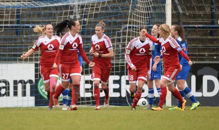 21.02.2016, xjkx, Fussball 1.Bundesliga Damen, Turbine Potsdam - 1.FFC Frankfurt, emspor, v.l. v.l.: Laura Störzel (Laura Stoerzel, Frankfurt, 3), Peggy Kuznik (Frankfurt, 27), Simone Laudehr (Frankfurt, 11), Kerstin Garefrekes (Frankfurt, 18), Saskia Bartusiak (Frankfurt, 25), nach Tor 1:2, Jubel, jubeln, Freude, Sieg, freuen, Erfolg,