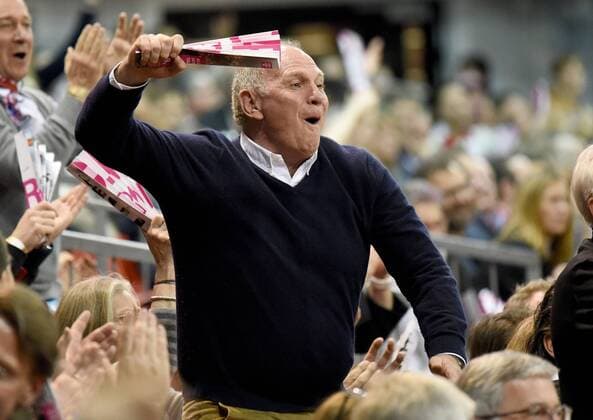 21.02.2016, xfux, Basketball Beko Top 4, Finale, FC Bayern Muenchen - Alba Berlin, emspor, v.l. Ulrich Uli Hoeness Hoeneß (FC Bayern Muenchen) jubelnd bejubelt jubelt jubeln gibt Anweisungen, gestikuliert, mit den Armen gestikulieren gives instructions, gesticulate.