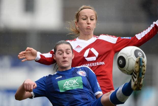 21.02.2016, xjkx, Fussball 1.Bundesliga Damen, Turbine Potsdam - 1.FFC Frankfurt, emspor, v.l. v.l.: Wibke Meister (Potsdam, 8), Kathrin-Julia Hendrich (Kathi Hendrich, Frankfurt, 4), Zweikampf, Aktion,