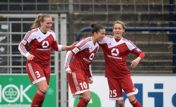 21.02.2016, xjkx, Fussball 1.Bundesliga Damen, Turbine Potsdam - 1.FFC Frankfurt, emspor, v.l. v.l.: Laura Störzel (Laura Stoerzel, Frankfurt, 3), Dzsenifer Marozsan (Frankfurt, 10), Saskia Bartusiak (Frankfurt, 25), nach 3:4, Jubel, jubeln, Freude, Sieg, freuen, Erfolg,