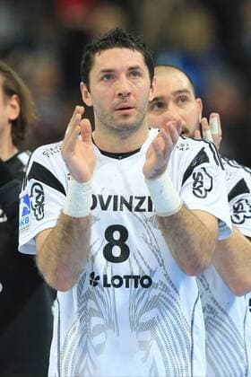 Kiel, 21. February 2016 Handball, Saison 2015 2016, Bundesliga, THW Kiel - SC DHfK Leipzig: Blazenko Lackovic (THW Kiel, 8) bedankt sich nach dem Spiel beim Publikum