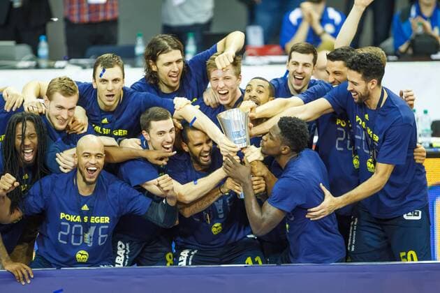 GER, Beko BBL TOP FOUR Finale, FC Bayern Muenchen vs. Alba Berlin 21.02.2016, Audi Dome, Muenchen, GER, Beko BBL TOP FOUR Finale, FC Bayern Muenchen vs. Alba Berlin , im Bild Alba feiert mit dem Pokal nphxStraubmeier