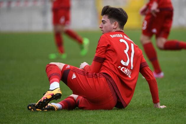 v.li.: Lucas Scholl (FC Bayern München II, 31) am Boden liegend, Fussball, Regionalliga Bayern, FC Bayern München II - SpVgg Bayreuth, xslx