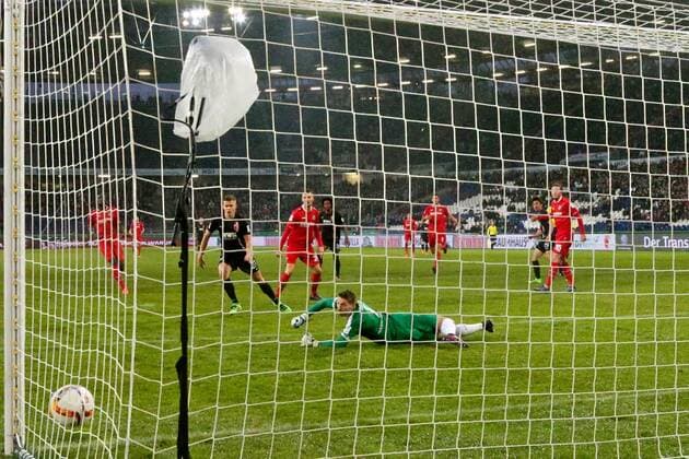 Aus 1. BL Saison 2015 16 Hannover 96 gegen den FC Augsburg am 21.02.2016 in der HDI Arena. Im Foto: Hir das 0:1 durch Ja-Chol Koo 19 ganz re. - gegen Han96 TW Ron-Robert Zieler 1
