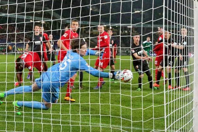 Aus 1. BL Saison 2015 16 Hannover 96 gegen den FC Augsburg am 21.02.2016 in der HDI Arena. Im Foto:Sekunden vor Spielende rettet FC TW Marwin Hitz 35