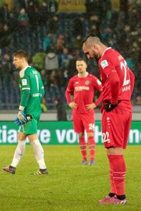 Aus 1. BL Saison 2015 16 Hannover 96 gegen den FC Augsburg 0:1 am 21.02.2016 in der HDI Arena. Im Foto: Spielende Han96 Spieler v.li. TW Ron-Robert Zieler Sjöström Milosevic 24 und Hugo Miguel Almeida 22