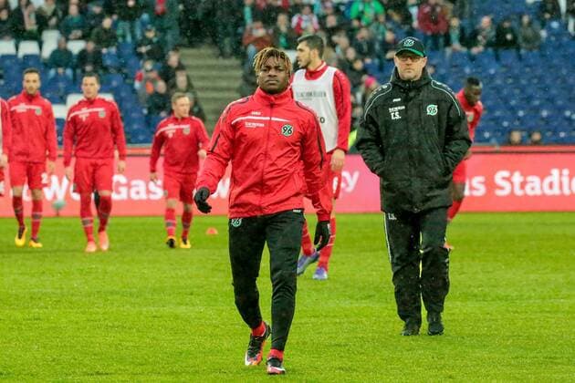 Aus 1. BL Saison 2015 16 Hannover 96 gegen den FC Augsburg 0:1 am 21.02.2016 in der HDI Arena. Im Foto: Han96 Trainer Thomas Schaaf kommt mit seinen Spielern vom warmmachen