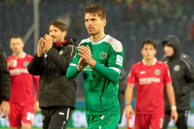 Aus 1. BL Saison 2015 16 Hannover 96 gegen den FC Augsburg 0-1 am 21.02.2016 in der HDI Arena. Im Foto: Spielende Han96 TW Ron-Robert Zieler 1