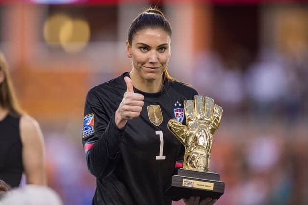 Fußball, Damen, Olympia Quali, USA gewinnt CONCACAF-Finale gegen Kanada February 21, 2016: United States goalkeeper Hope Solo (1) gives a thumbs up while holding the Golden Glove trophy for the best goalkeeper of the tournament after the Final match of the CONCACAF Olympic Qualifying tournament between Canada and the USA at BBVA Compass Stadium in Houston, TX. USA won 2-0... Soccer 2016: Canada vs USA FEB 21 - ZUMAc04_