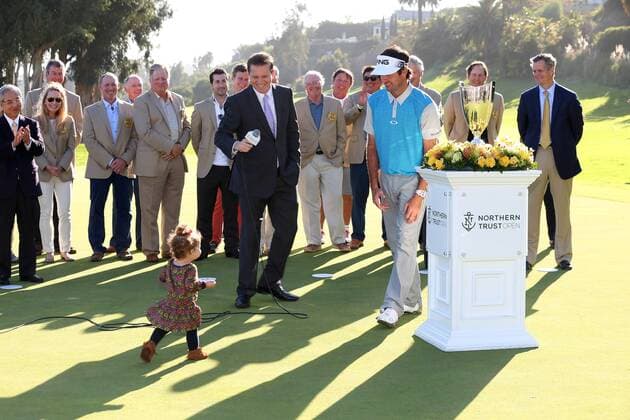 February 21, 2016 Bubba Watson picks up his daughter after she ran onto the green after winning the Northern Trust Open at Riviera Country Club in Pacific Palisades, California. PGA Golf Herren 2016: Northern Trust Open FEB 21 - ZUMAcb8_