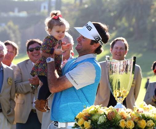 February 21, 2016 Bubba Watson picks up his daughter after she ran onto the green after winning the Northern Trust Open at Riviera Country Club in Pacific Palisades, California. PGA Golf Herren 2016: Northern Trust Open FEB 21 - ZUMAcb8_