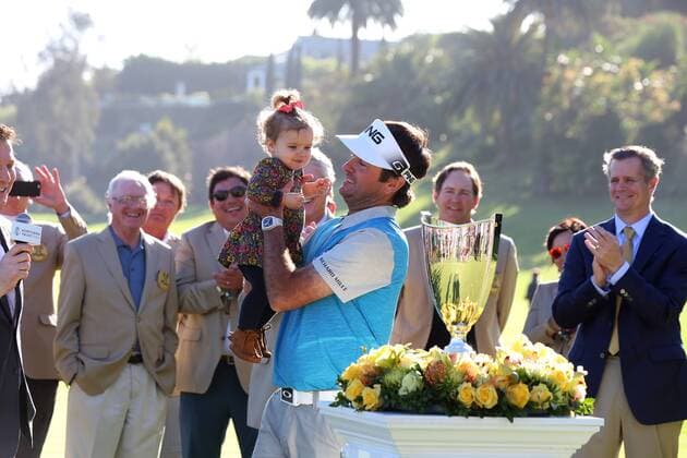 February 21, 2016 Bubba Watson picks up his daughter after she ran onto the green after winning the Northern Trust Open at Riviera Country Club in Pacific Palisades, California. PGA Golf Herren 2016: Northern Trust Open FEB 21 - ZUMAcb8_