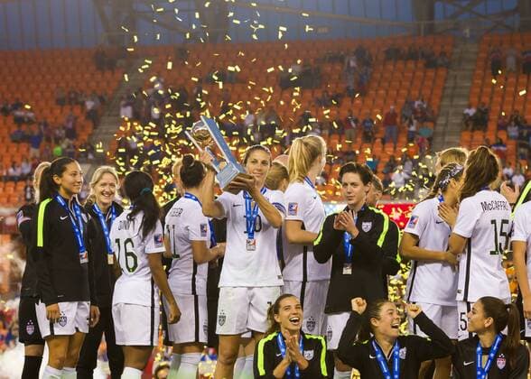 Fußball, Damen, Olympia Quali, USA gewinnt CONCACAF-Finale gegen Kanada 21 February 2016: Team USA celebrates their Championship during the Women s Olympic qualifying soccer final match between Canada and USA at BBVA Compass Stadium in Houston, Texas. (Photograph by Leslie Plaza Johnson Icon Sportswire) SOCCER: FEB 21 Women s Olympic Qualifying - Final - Canada vs USA Icon16022102 EDITORIAL USE ONLY