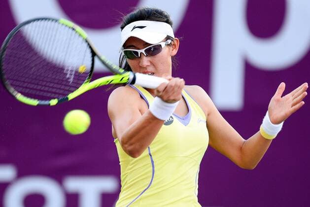 (160222) -- DOHA, Feb. 22, 2016 -- Zheng Saisai of China hits a return to Varvara Lepchenko of the United States during the women s singles first round match at WTA Tennis Damen Qatar Open 2016 in Doha, Qatar, Feb. 21, 2016. Zheng won 2-0. ) (SP)QATAR-DOHA-TENNIS-QATAR OPEN 2016-WOMEN S SINGLES Nikku 