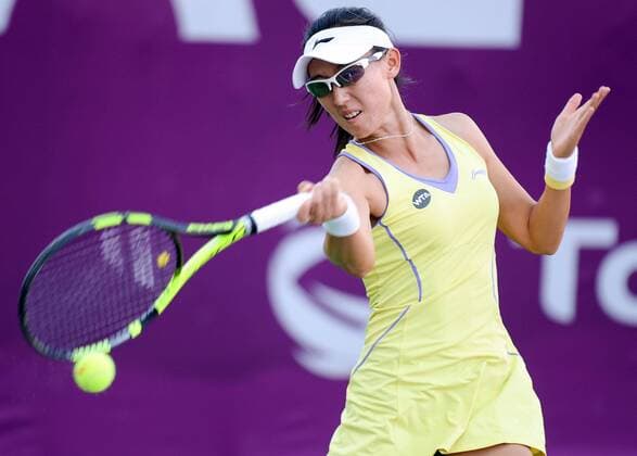 (160222) -- DOHA, Feb. 22, 2016 -- Zheng Saisai of China hits a return to Varvara Lepchenko of the United States during the women s singles first round match at WTA Tennis Damen Qatar Open 2016 in Doha, Qatar, Feb. 21, 2016. Zheng won 2-0. ) (SP)QATAR-DOHA-TENNIS-QATAR OPEN 2016-WOMEN S SINGLES Nikku 