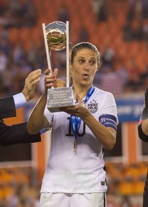 Fußball, Damen, Olympia Quali, USA gewinnt CONCACAF-Finale gegen Kanada 21 February 2016: USA Midfielder Carli Lloyd (10) holds up the Championship trophy during the Women s Olympic qualifying soccer final match between Canada and USA at BBVA Compass Stadium in Houston, Texas. (Photograph by Leslie Plaza Johnson Icon Sportswire) SOCCER: FEB 21 Women s Olympic Qualifying - Final - Canada vs USA Icon16022136 EDITORIAL USE ONLY