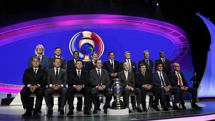 Fußball, Copa America, Auslosung Coaches from the 16 teams taking part in the Copa America Centenario 2016 pose for a family picture after the official draw held at the Hammerstein Ballroom in New York, USA, on 21 February 2016. The Copa America Centenario, a once-in-a-lifetime soccer summer event, which honors 100 years of the Copa America tournament, will take place in the US from June 3-26, 2016. 2016 Copa America Centenario Official Draw !ACHTUNG: NUR REDAKTIONELLE NUTZUNG!  20160222-635917265681828814