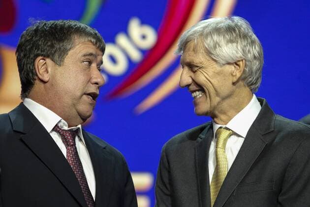 Fußball, Copa America, Auslosung Technical managers from Panama, Hernan Dairo Gomez (L), and Colombia, Nestor Jose Pekerman (R), chat during the Copa America Centenario 2016 official draw held at the Hammerstein Ballroom in New York, USA, on 21 February 2016. The Copa America Centenario, a once-in-a-lifetime soccer summer event, which honors 100 years of the Copa America tournament, will take place in the US from June 3-26, 2016. 2016 Copa America Centenario Official Draw !ACHTUNG: NUR REDAKTIONELLE NUTZUNG! 20160222-635917267557572814