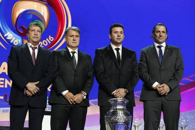 Fußball, Copa America, Auslosung (L to R) Technical managers from Panama Hernan Dario Gomez, Argentina Gerardo Tata Martino, Bolivia Julio Cease Baldivieso and Chile Juan Antonio Pizzi pose at the Copa America Centenario 2016 official draw held at the Hammerstein Ballroom in New York, USA, on 21 February 2016. The Copa America Centenario, a once-in-a-lifetime soccer summer event, which honors 100 years of the Copa America tournament, will take place in the US from June 3-26, 2016. 2016 Copa America Centenario Official Draw !ACHTUNG: NUR REDAKTIONELLE NUTZUNG! 20160222-635917268867192814