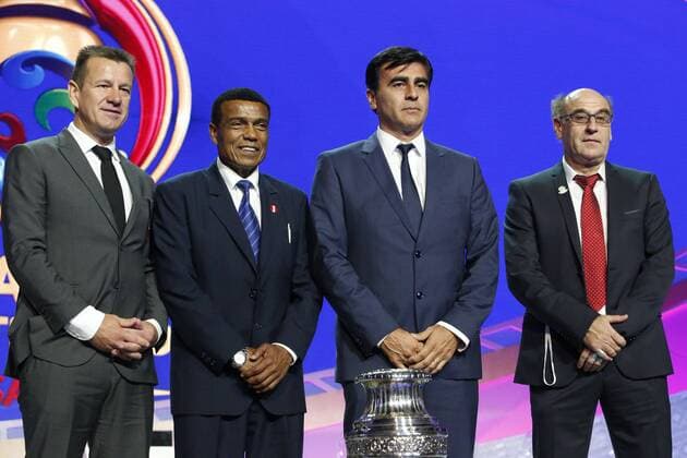 Fußball, Copa America, Auslosung (L to R) Technical managers from Brazil Dunga, technical assistant from Peru Norberto Solano, Ecuador Gustavo Quinteros and Haiti Patrice Neveu pose at the Copa America Centenario 2016 official draw held at the Hammerstein Ballroom in New York, USA, on 21 February 2016. The Copa America Centenario, a once-in-a-lifetime soccer summer event, which honors 100 years of the Copa America tournament, will take place in the US from June 3-26, 2016. 2016 Copa America Centenario Official Draw !ACHTUNG: NUR REDAKTIONELLE NUTZUNG! 20160222-635917269499928814
