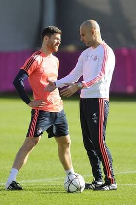Pep (Josep) GUARDIOLA (Trainer FCB) spricht intensiv mit Xabi ALONSO (Bayern Muenchen).Gestik. Training FC Bayern Muenchen vor dem Abflug zum Champions League Spiel gegen Juventus Turin. Fussball 1. Bundesliga,am 22.02.2016.