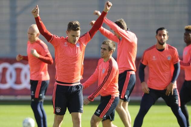 v.li;Arjen ROBBEN (Bayern Muenchen),Joshua KIMMICH (Bayern Muenchen),Philipp LAHM (Bayern Muenchen)Thomas MUELLER (MÜLLER,Bayern Muenchen),Mehdi BENATIA (Bayern Muenchen),Aktion. Training FC Bayern Muenchen vor dem Abflug zum Champions League Spiel gegen Juventus Turin. Fussball 1. Bundesliga,am 22.02.2016.