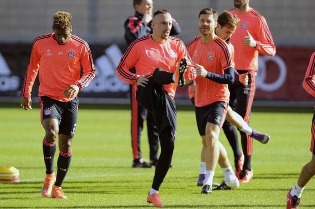 v.li;Kingsley COMAN (Bayern Muenchen),Franck RIBERY (Bayern Muenchen),Xabi ALONSO (Bayern Muenchen),Mario GOETZE,GÖTZE (Bayern Muenchen),Aktion. Training FC Bayern Muenchen vor dem Abflug zum Champions League Spiel gegen Juventus Turin. Fussball 1. Bundesliga,am 22.02.2016.