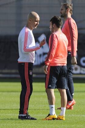 Bilder des Tages - SPORT Pep (Josep) GUARDIOLA (Trainer FCB) spricht mit Juan BERNAT (Bayern Muenchen), Training FC Bayern Muenchen vor dem Abflug zum Champions League Spiel gegen Juventus Turin. Fussball 1. Bundesliga,am 22.02.2016.