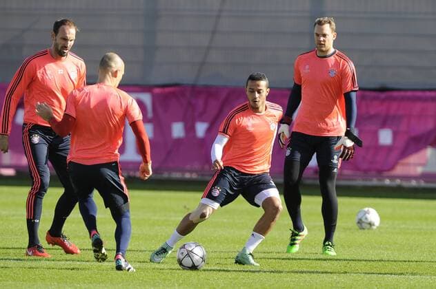 v.li:Tom STARKE,Torwart (FC Bayern Muenchen),Arjen ROBBEN (Bayern Muenchen),Thiago ALCANTARA (FCB),Manuel NEUER (Torwart FC Bayern Muenchen),Aktion. Training FC Bayern Muenchen vor dem Abflug zum Champions League Spiel gegen Juventus Turin. Fussball 1. Bundesliga,am 22.02.2016.