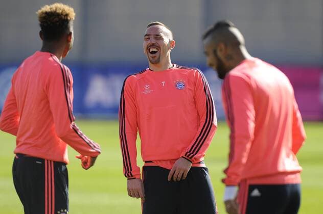 Bester Laune-v.li:David ALABA (Bayern Muenchen),Franck RIBERY (Bayern Muenchen),Arturo VIDAL (Bayern Muenchen),lacht,lachen,lachend,optimistisch,gutgelaunt,Aktion. Training FC Bayern Muenchen vor dem Abflug zum Champions League Spiel gegen Juventus Turin. Fussball 1. Bundesliga,am 22.02.2016.