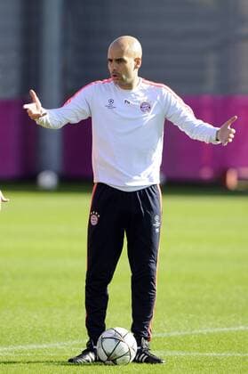 Pep (Josep) GUARDIOLA (Trainer FCB) ,Gestik,gibt ANweisungen. Training FC Bayern Muenchen vor dem Abflug zum Champions League Spiel gegen Juventus Turin. Fussball 1. Bundesliga,am 22.02.2016.