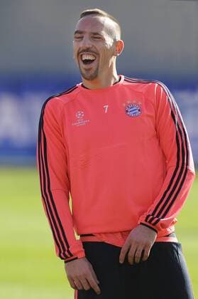 Bester Laune-Franck RIBERY (Bayern Muenchen),lacht,lachen,lachend,optimistisch,gutgelaunt,Aktion,Einzelbild, angeschnittenes Einzelmotiv,Halbfigur,halbe Figur. Training FC Bayern Muenchen vor dem Abflug zum Champions League Spiel gegen Juventus Turin. Fussball 1. Bundesliga,am 22.02.2016.