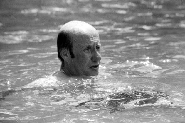 Bundestrainer Helmut Schön (BR Deutschland) im Pool
