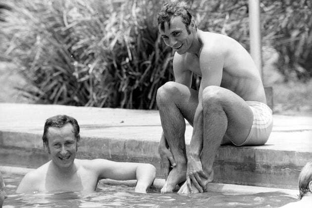 WM 1970: Reinhard -Stan- Libuda (BR Deutschland) und sein Vereinstrainer Rudi Gutendorf (beide FC Schalke 04) am und im Pool