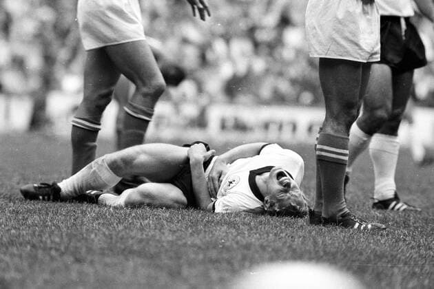 Berti Vogts (BR Deutschland) im Spiel gegen Italien verletzt am Boden