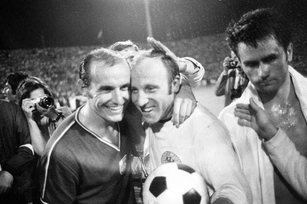 Uwe Seeler (BR Deutschland) nach seinem letzten Länderspiel 1970 in Nürnberg mit Ferenc Bene (Ungarn)
