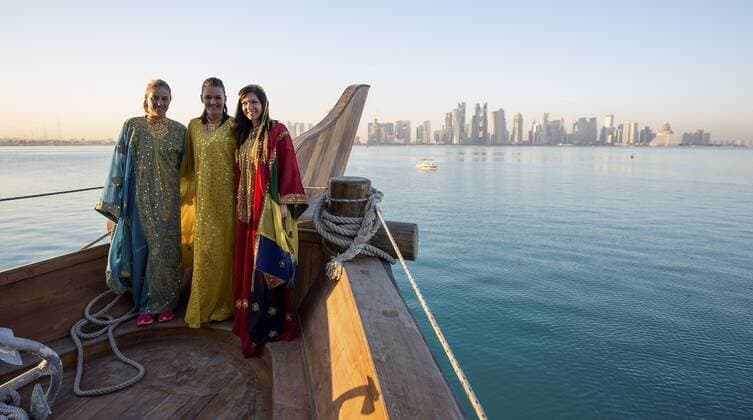 Doha Qatar, Tennis 2016 Qatar Total Open Vor der Doha Skyline : v.L.:Angelique Kerber ,Deutschland und Agnieszka Radwanska ,Polen und Simona Halep Rumänien