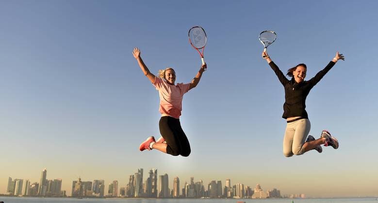 Doha Qatar, Tennis 2016 Qatar Total Open Vor der Doha Skyline : v.L.:Angelique Kerber ,Deutschland und Agnieszka Radwanska ,Polen
